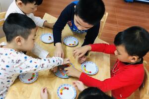 Thí nghiệm vui "KẸO SẮC MÀU'' của các bé lớp Montessori 1